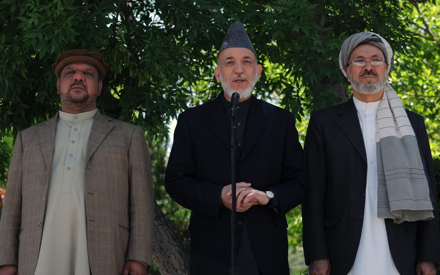 Afgaani president Hamid Karzai oma kahe asemiku, 1. asepresidendi Mohammad Qasim Fahimi (vasakul) ja 2. asepresidendi Abdul Karim Khalili (paremal) vahel.