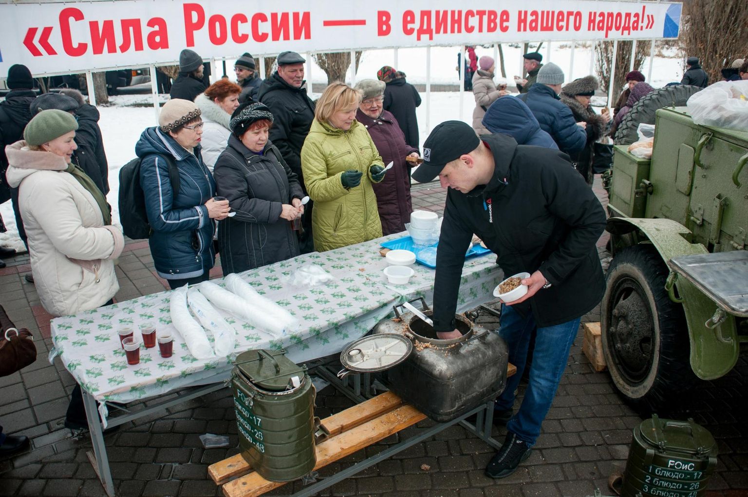 Elanikkonna leplikkus on üks neid tegureid, millele Putini stabiilsus toetub. Tambovis pakutakse Krimmi annekteerimise festivalil rahvale sõduritoitu. 17. märts 2019.