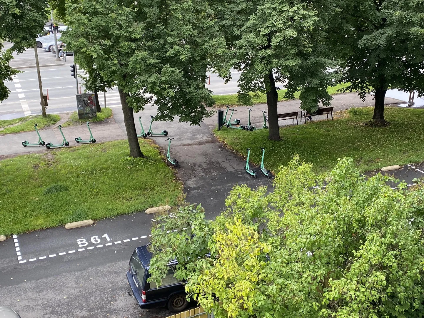 Новые парковки для электросамокатов на улице Эндла перекрывают домовладельцам на автомобилях проезд во двор.