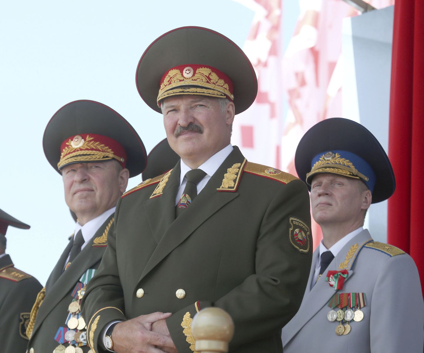 Valgevene president Aleksandr Lukašenka (esiplaanil) jälgib iseseisvuspäeva auks korraldatud paraadi 3. juulil.