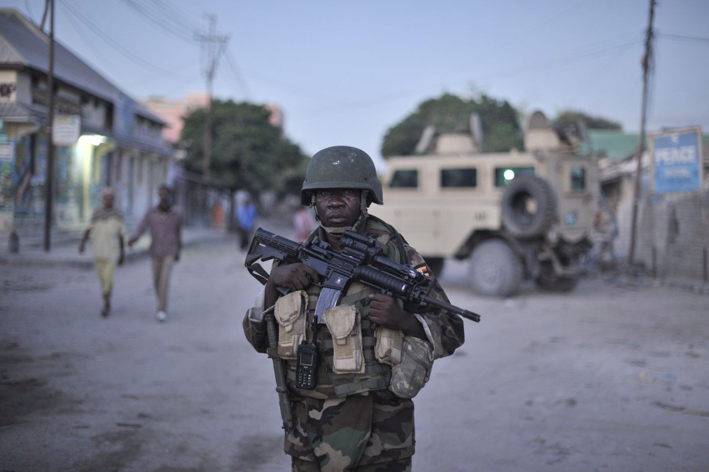 Aafrika Liidu sõdur Somaalia pealinna Muqdisho tänaval.