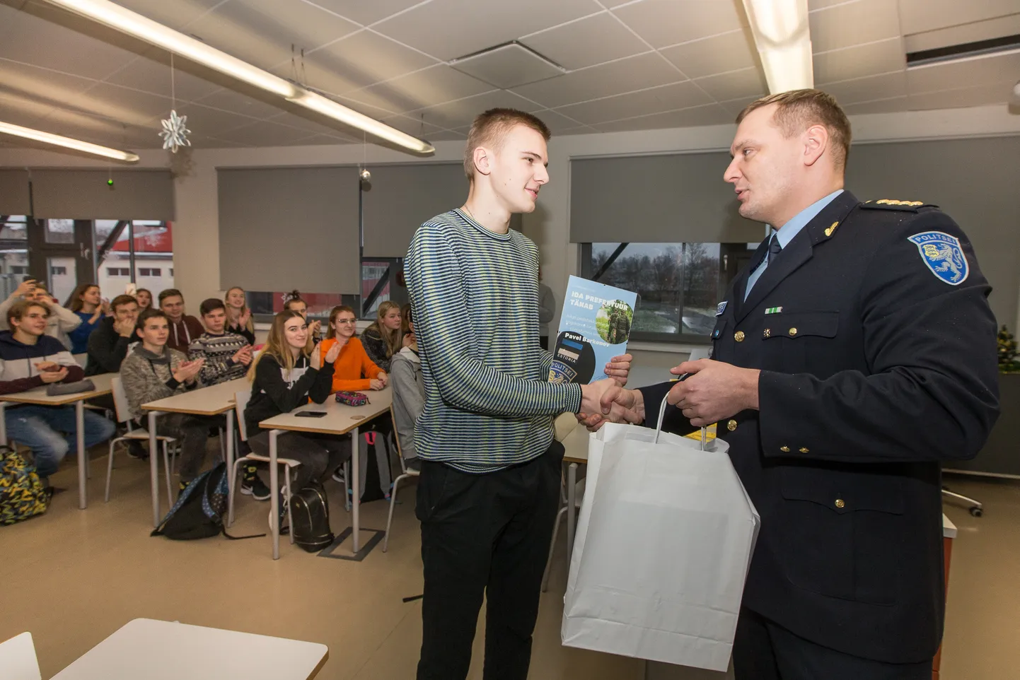 Reedel edastas Andreas Kliimant Jõhvi gümnaasiumis kunstitunni ajal 16aastasele Pavel Barkonovile tänusõnad ning andis üle väikese kingituse.