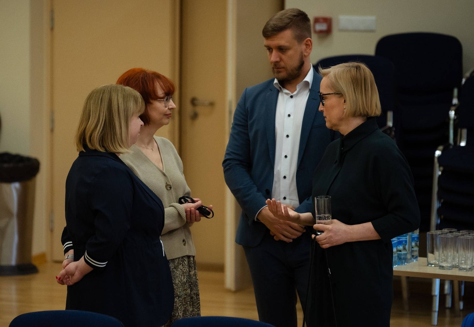Кристина Каллас и Ингар Дуболазов (справа) беседуют с учителями. 