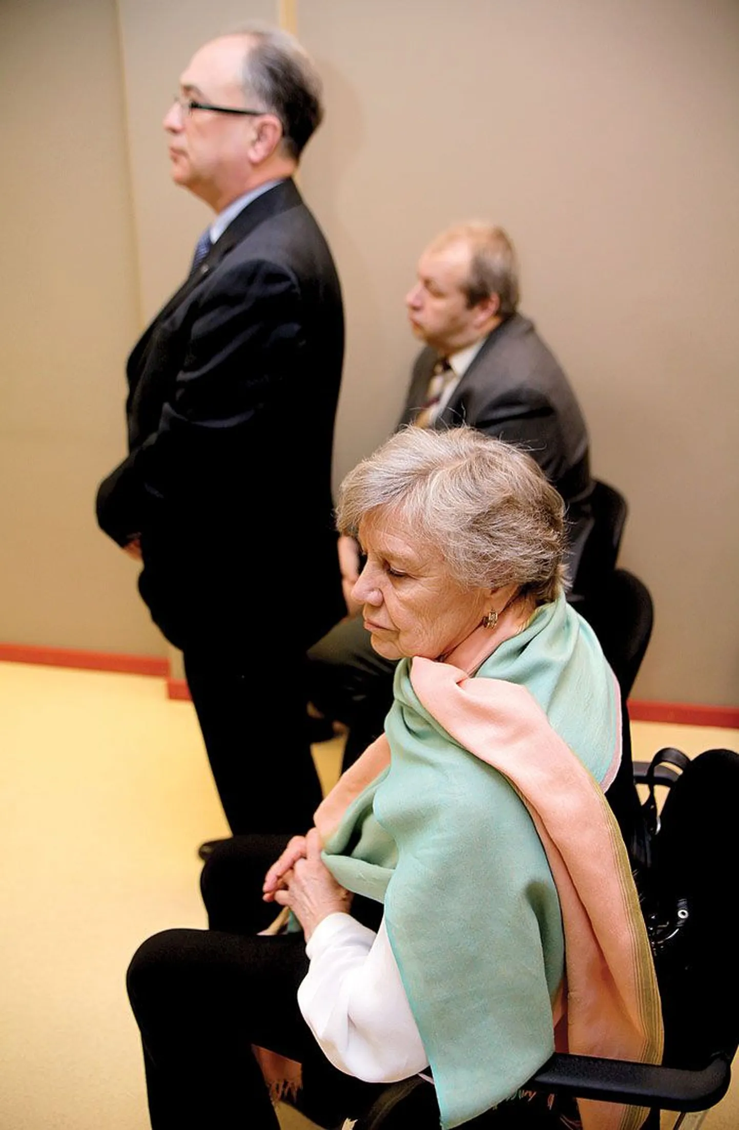 Ametnikud kasutasid linna haridusraha enda poputamiseks ja kaasasid pettusesse ka ettevõtteid. Eile olid kohtu ees endine Annelinna gümnaasiumi direktor Jevgenia Lindevaldt (esiplaanil), endine haridusosakonna juhataja Boris Goldman (keskel) ning ettevõtja, ASi Latente omanik Andres Ant (tagaplaanil).