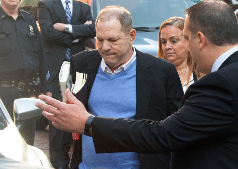 Filmiprodutsent Harvey Weinstein saabumas New Yorgi politseijaoskonda.