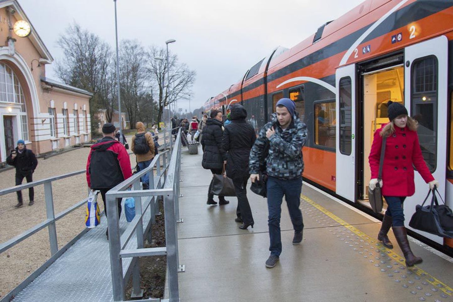 Neljapäeval kell 15.42 Viljandisse jõudnud Tallinna rongis oli umbes 50 inimest ning keegi istekohata jäämise pärast muretsema ei pidanud.