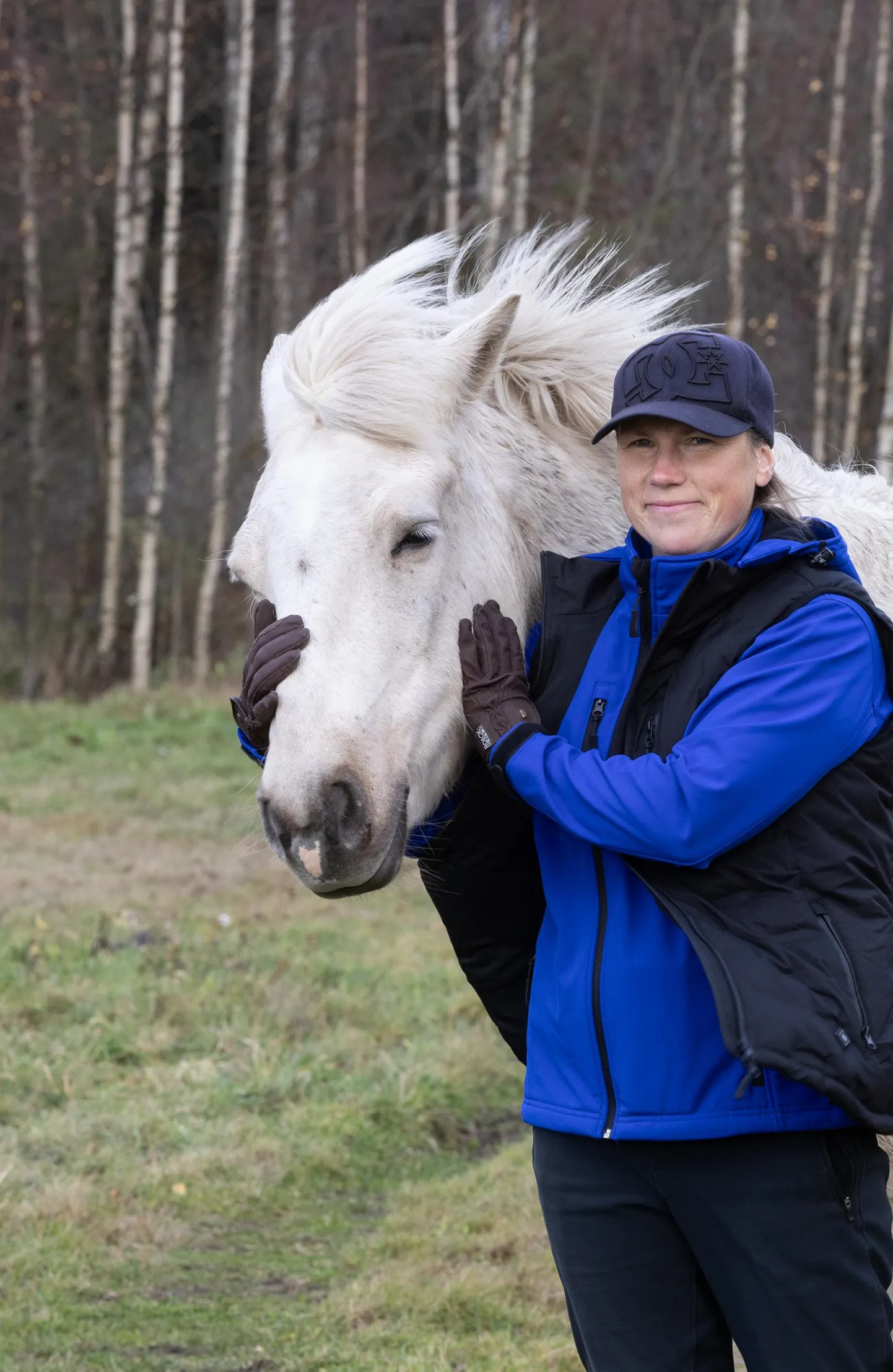 Angelika Koovit ja suur poni Rinti on muusikavideo tarbeks kapanud Lasnamäe turul ning sisenenud tanklasse.
