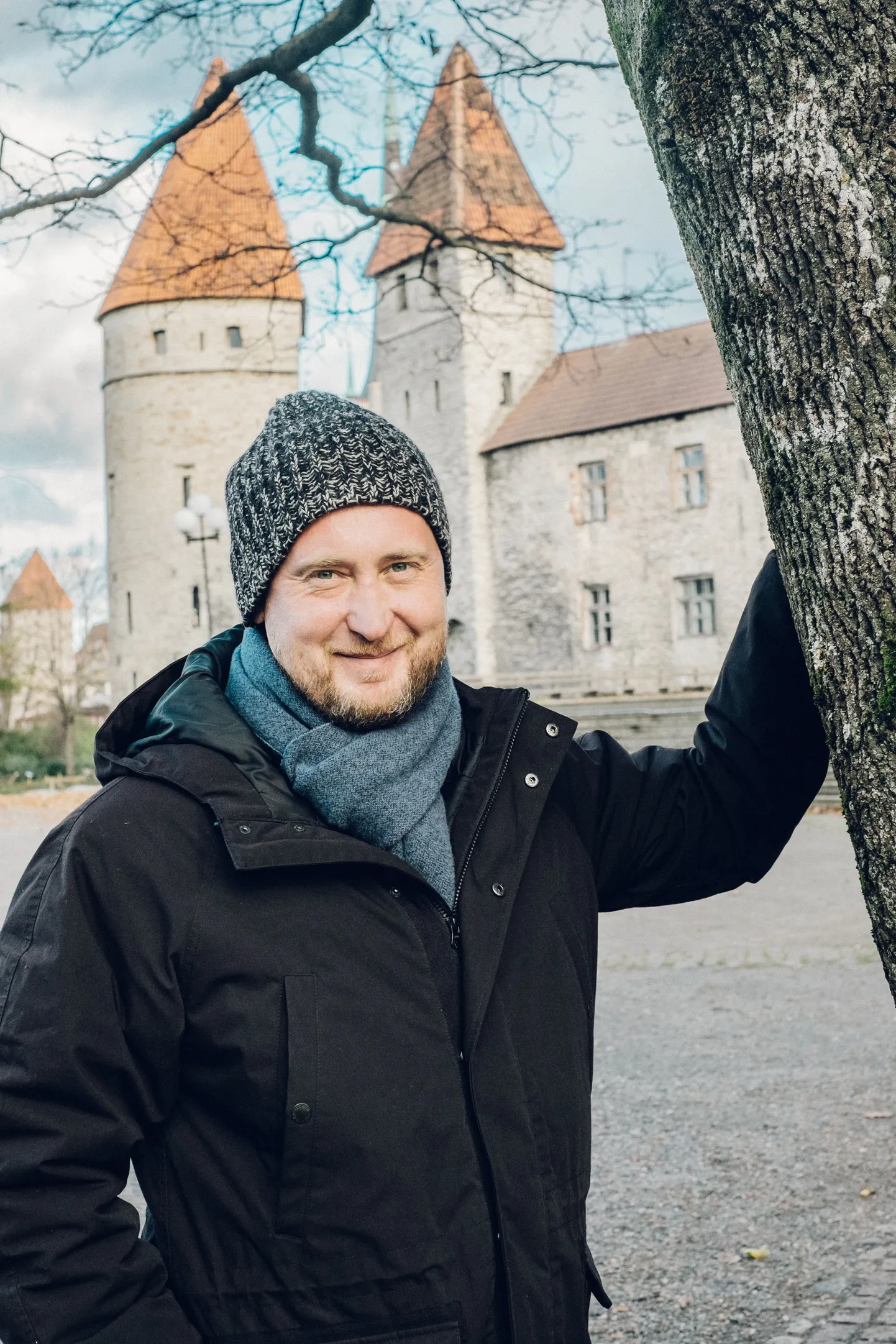 ”Mu lemmikpaik Tallinnas on Tornide väljak ja selle ümbrus. Siin tunnen, kuidas Eesti ja mu enese lood seotud on,” tõdeb luguderääkija Jaanus Rohumaa.