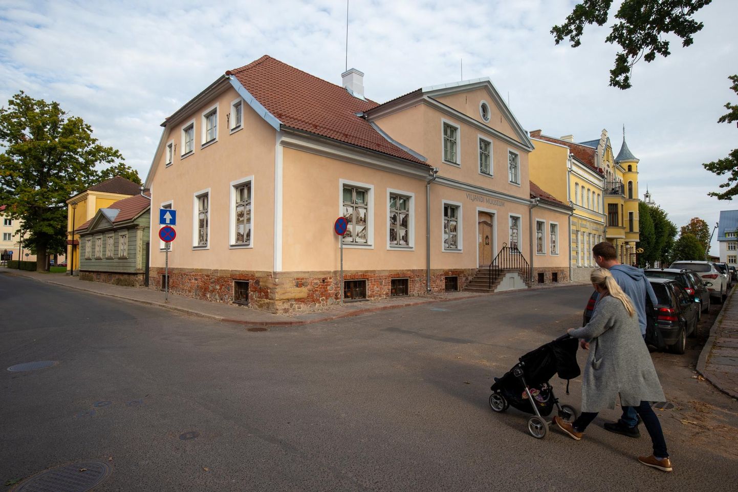 Tellingud on Viljandi muuseumi ümbert küll kadunud, kuid fassaadiremondi lõplikuks valmimiseks kulub veel veidi aega.