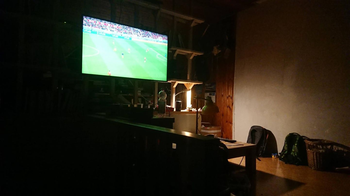 Laenatud generaator võimaldas küünlavalgel telekast jalgpalli MMi vaadata. FOTO: Triin Reitalu