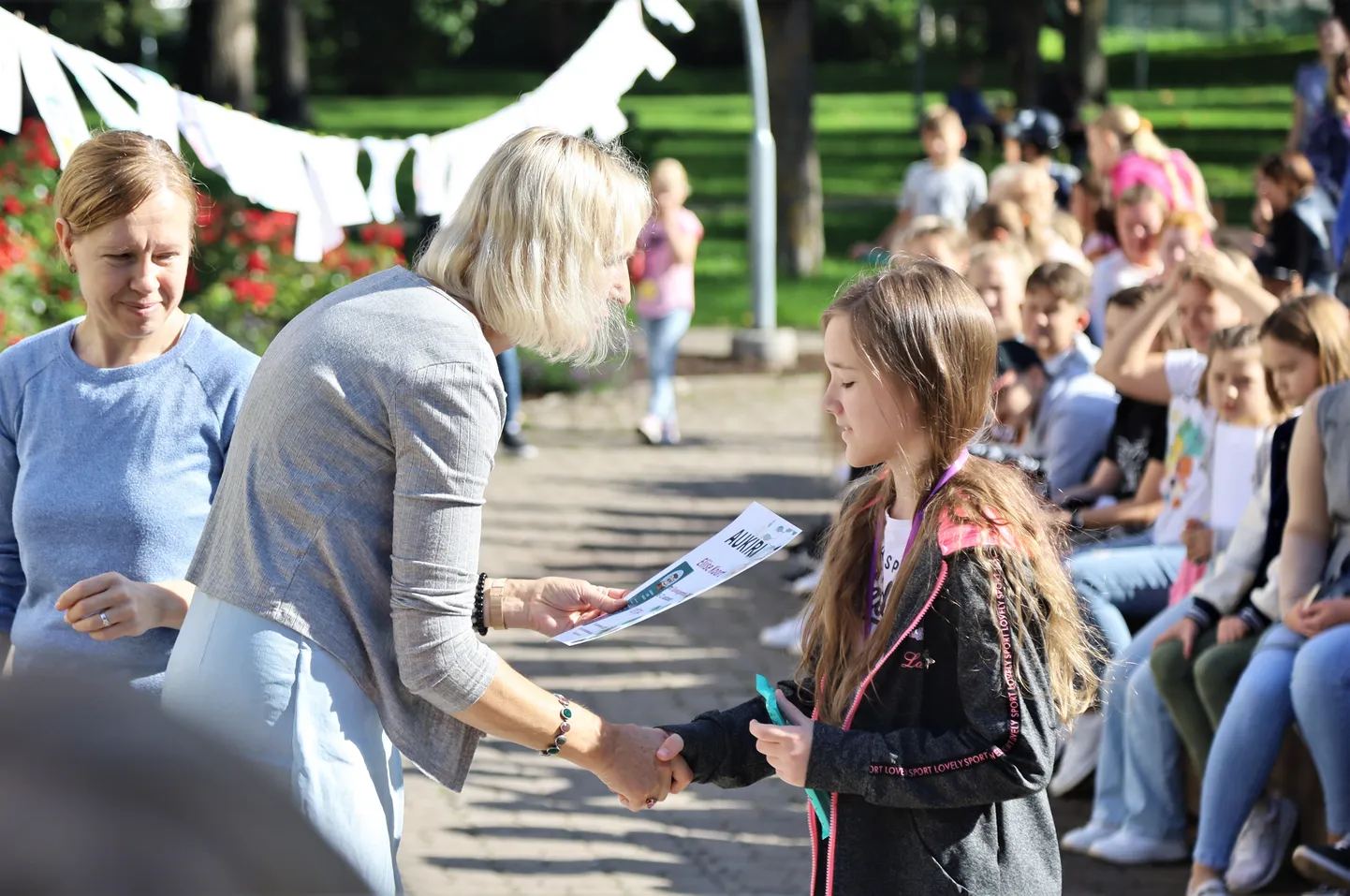 Säde pargis pandi punkt Valga Keskraamatukogu tänavusele suvelugemisele ja tänati neid lapsi ja noori, kes koolivaheajalgi raamatuid ei unustanud.