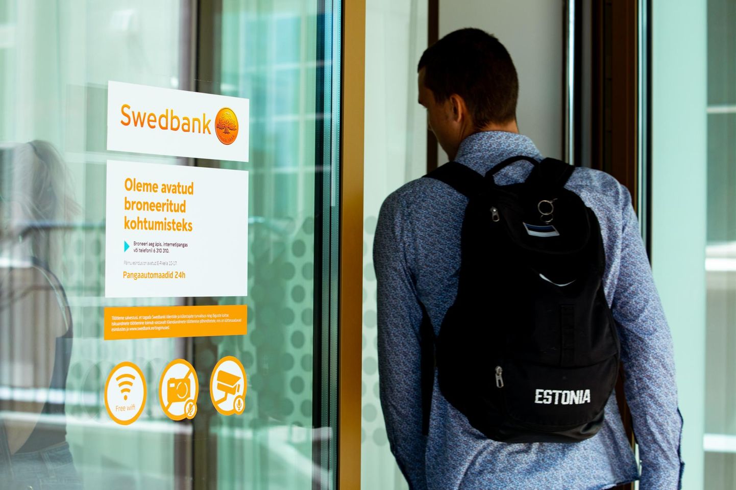 Конторы Swedbank открыты только для клиентов, сделавших предварительное бронирование, остальные остаются за дверью.