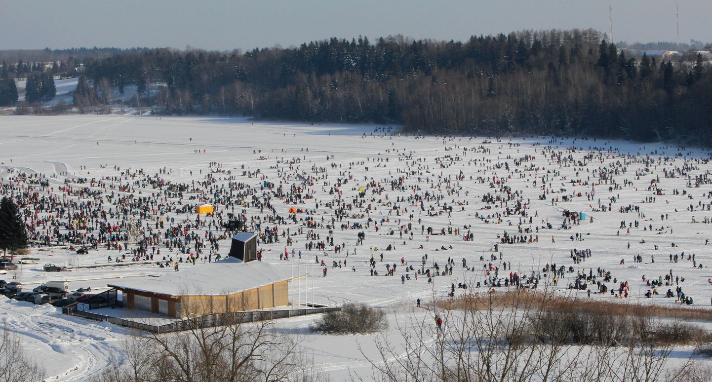 Mullu tõi õngitsemisvõistlus Kuldkala Viljandi järvele tuhandeid kalastajaid.