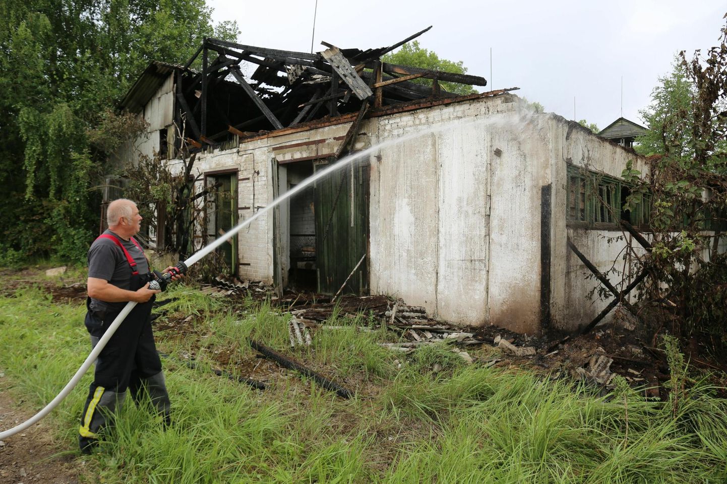 У спасателей Вярски много работы. На фотографии они занимаются ликвидацией последствий пожара в сгоревшем свинарнике в Микитамяэ.