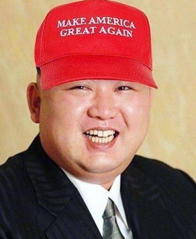 Kim Jong-un töödeldud fotol, peas Donald Trumpi kampaanialoosungiga müts