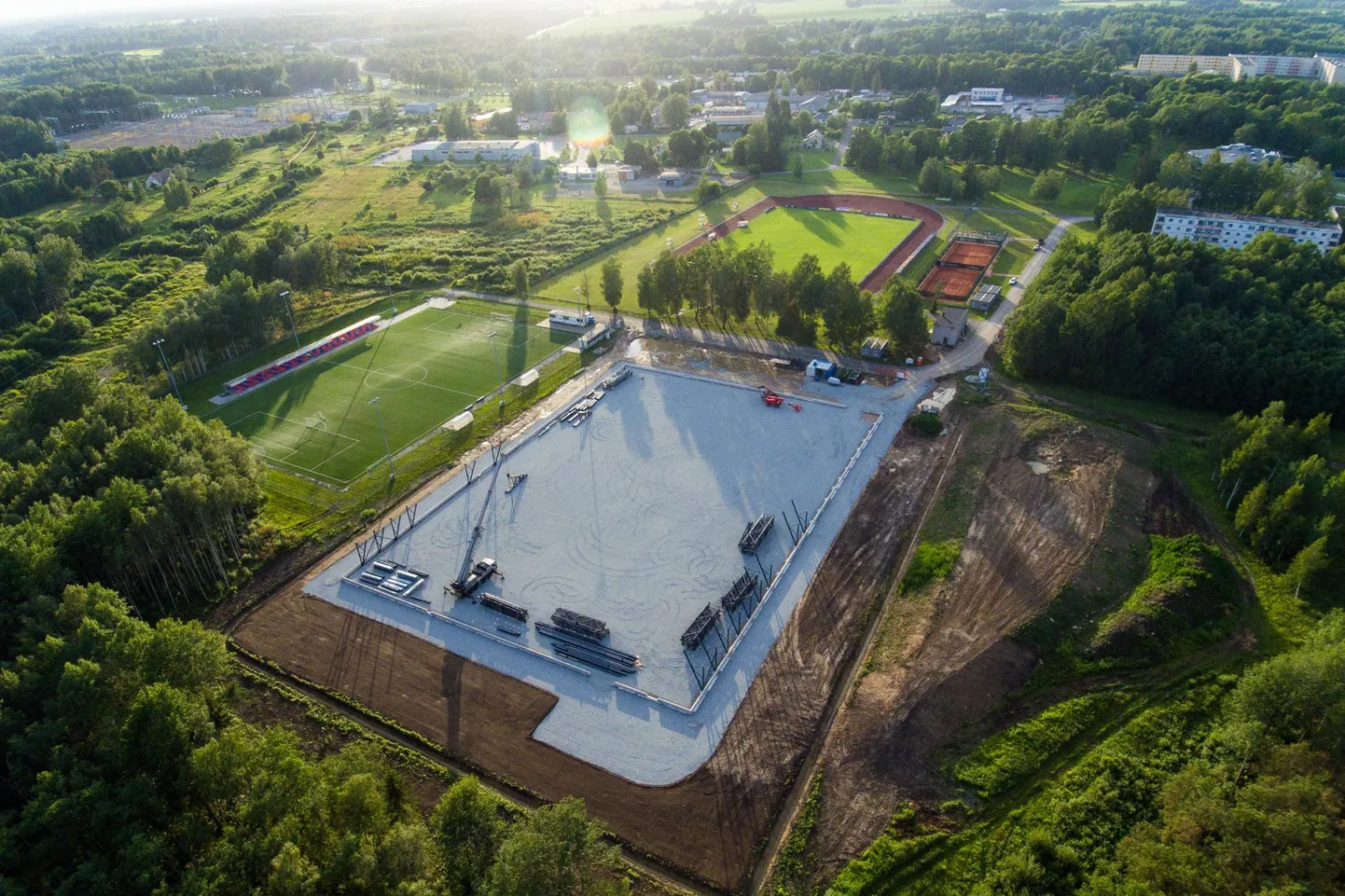 Paide jalgpallihalli vundament on valmis ja nüüd laovad ehitusmehed terasposte järjest üksteise peale ning kui karkass valmis saab, panevad sellele PVC-katte.