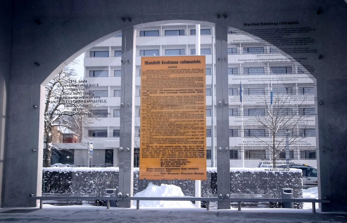 Eesti Vabariigi väljakuulutamise monument Pärnus Rüütli platsil pärast remonti.
