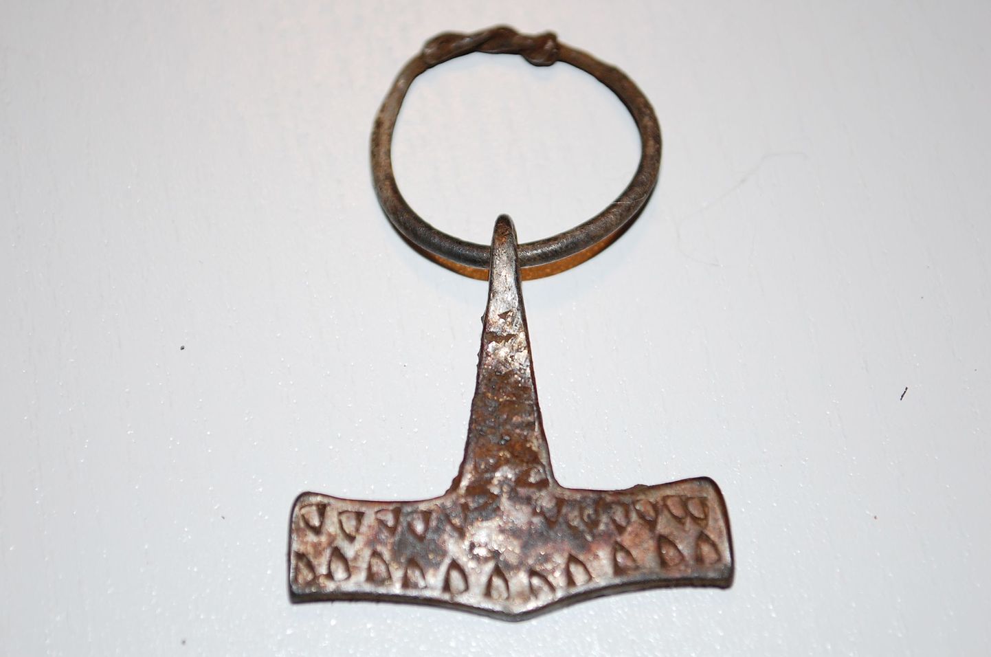 Samuti viikingiaegne talisman: Taani Rahvamuuseumis hoitav Thori vasar.