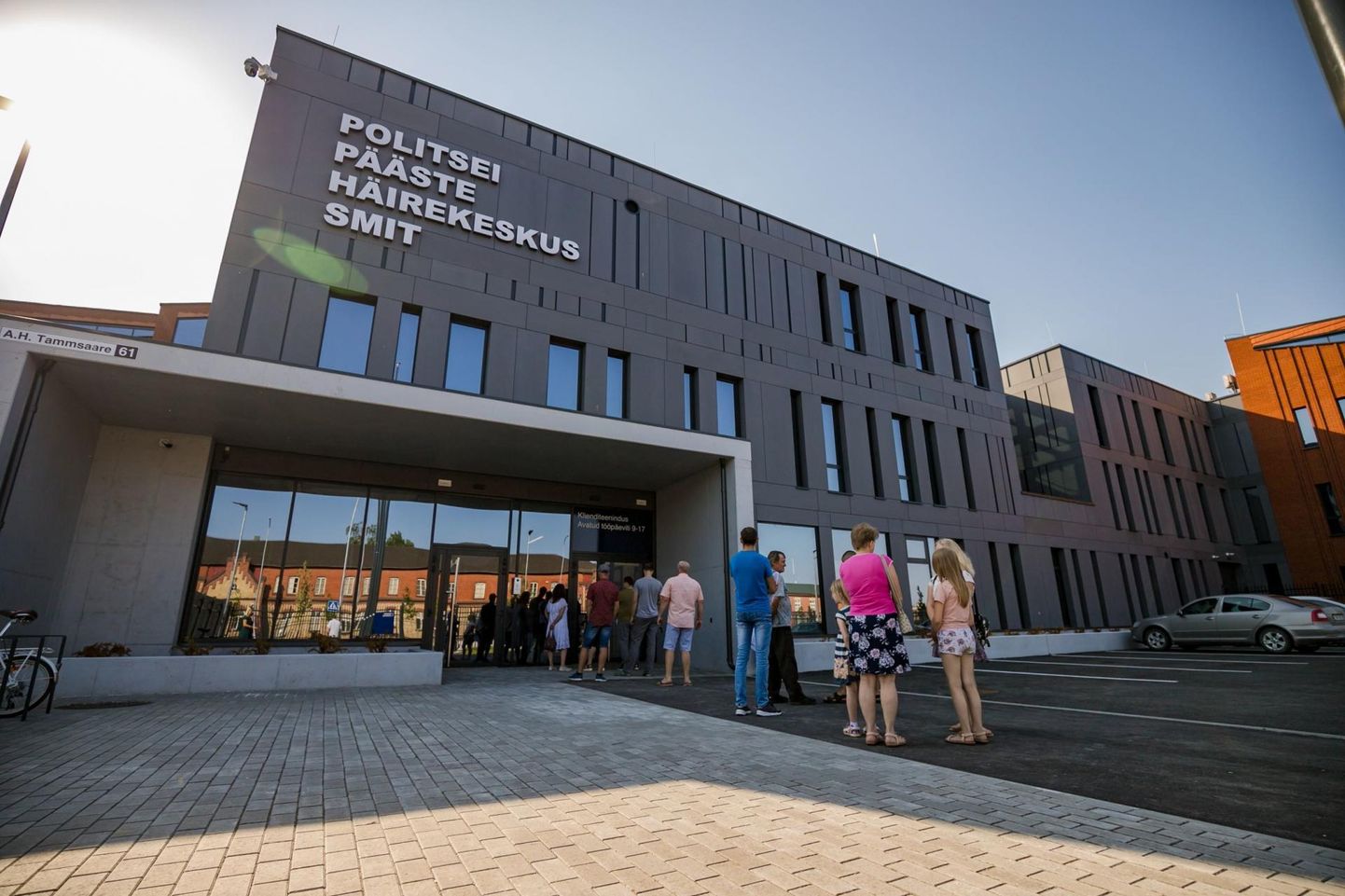 Pärnus Tammsaare puiesteel asuvas sisejulgeoleku ühishoones töötavad sama katuse all Lääne päästekeskus ja politseiprefektuur, kaitsepolitseiamet, häirekeskus, siseministeeriumi infotehnoloogia- ja arenduskeskus ja sotsiaalkindlustusameti ohvriabi.