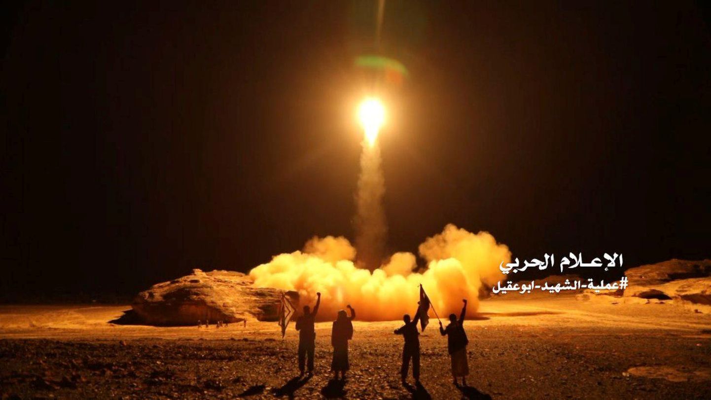 Huthi mässulised tähistavad Saudi Araabia poole raketi teele saatmist.