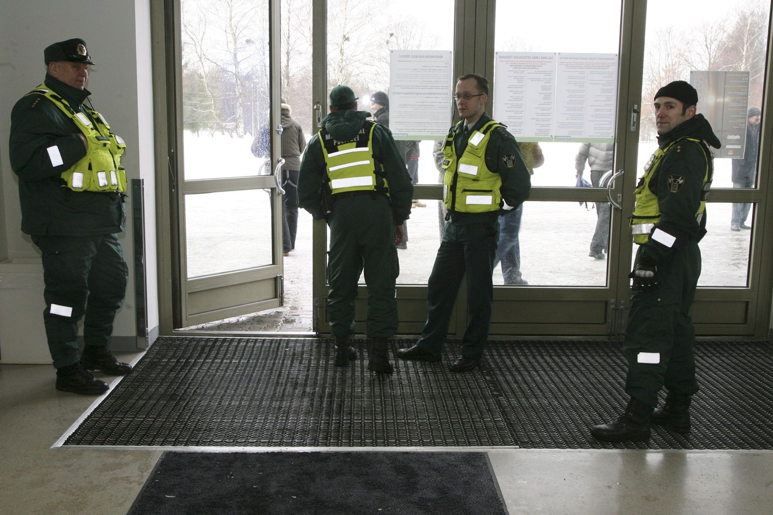 Pildil Mupo töötajad Tallinna tööbörsil korda hoidmas.