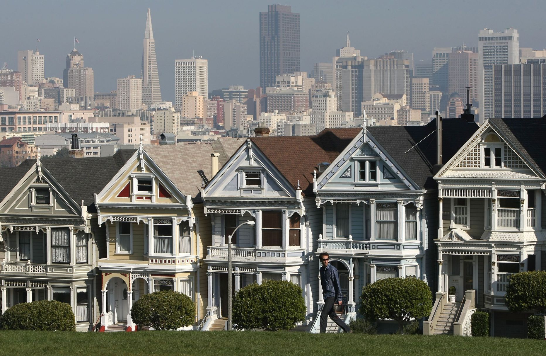 San Francisco kuulsad kodud kõrghoonete taustal.