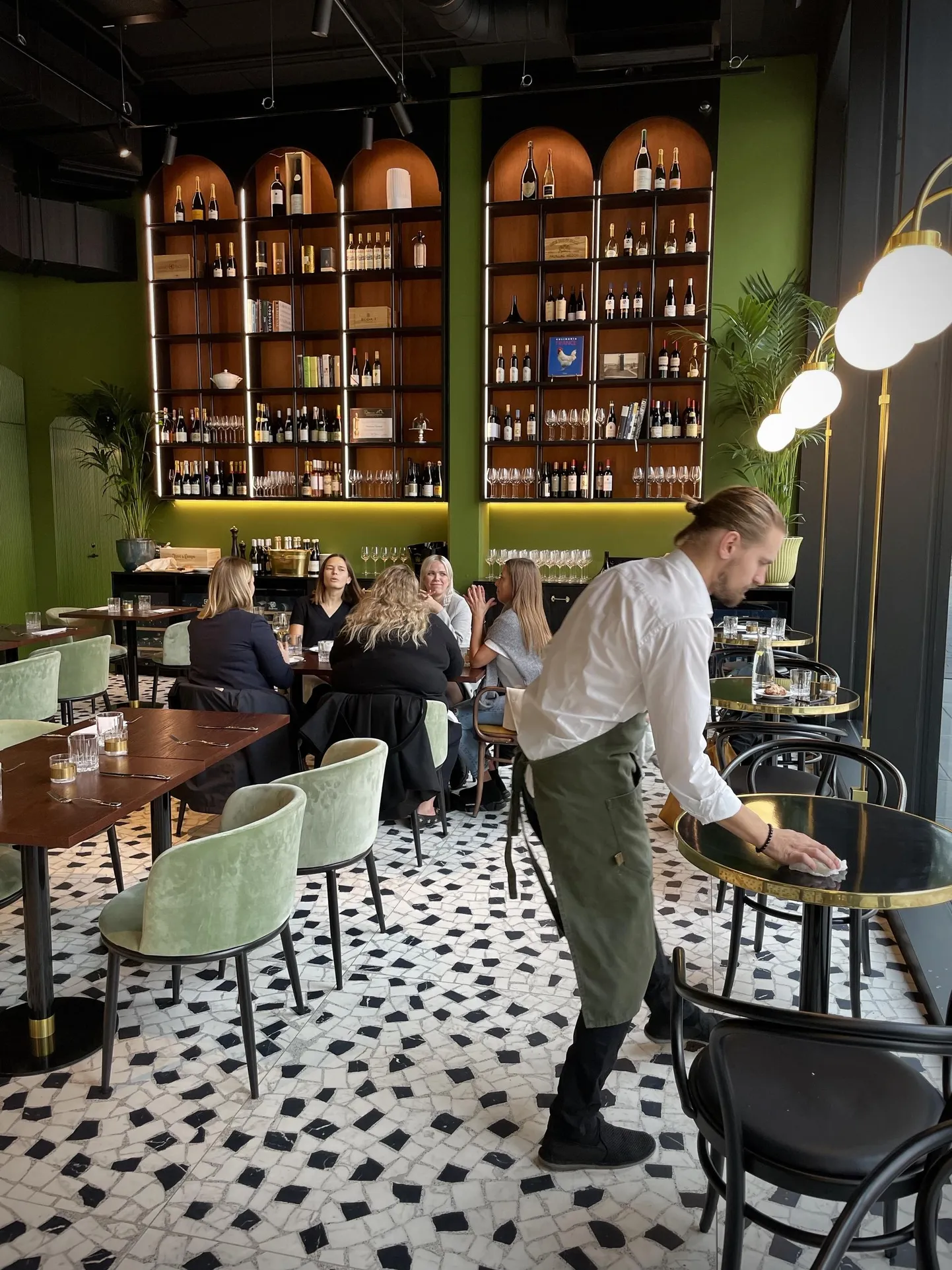 Päris: restoran, pagar, deli.