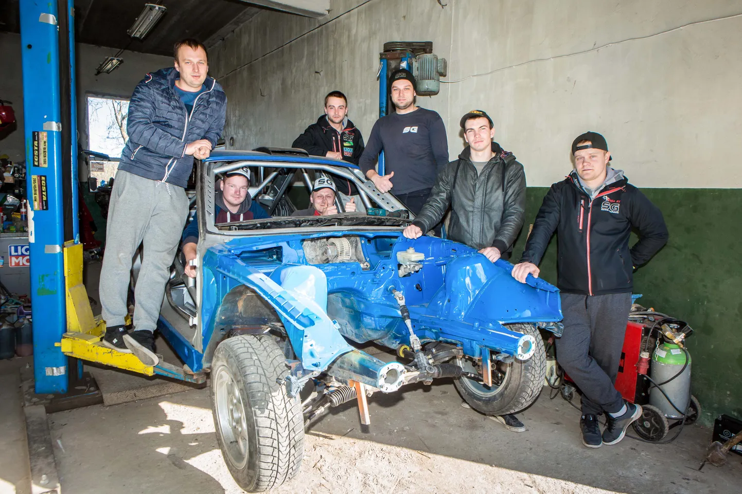 SASSI GARAAŽ: Sellest autost peaks saama SG kolmas sportralli auto. Fotol (vasakult) Siim Järveots, Daniel Ling, Priit Järveots, Mihkel Truu, Madis Kümmel. Autos on sellega sõitma hakkavad Enri Tiitson ja Raul Mölder.