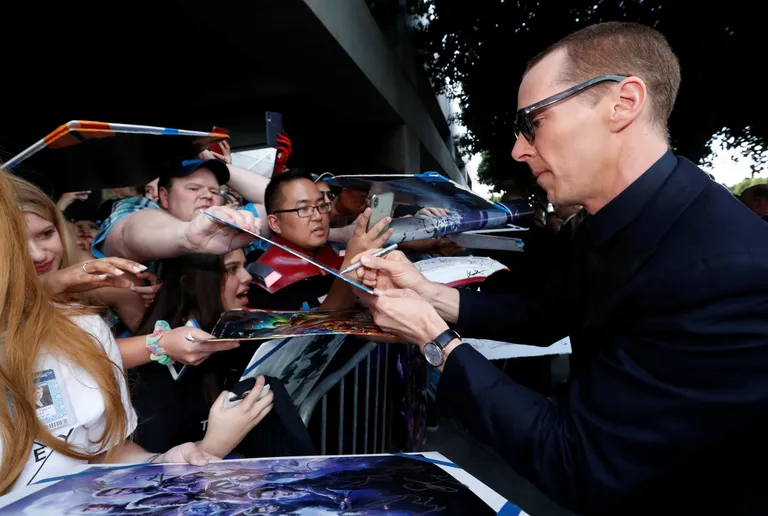 Benedict Cumberbatch jagamas 22. aprillil 2019 enne filmi «The Avengers: Endgame» esilinastust autogramme