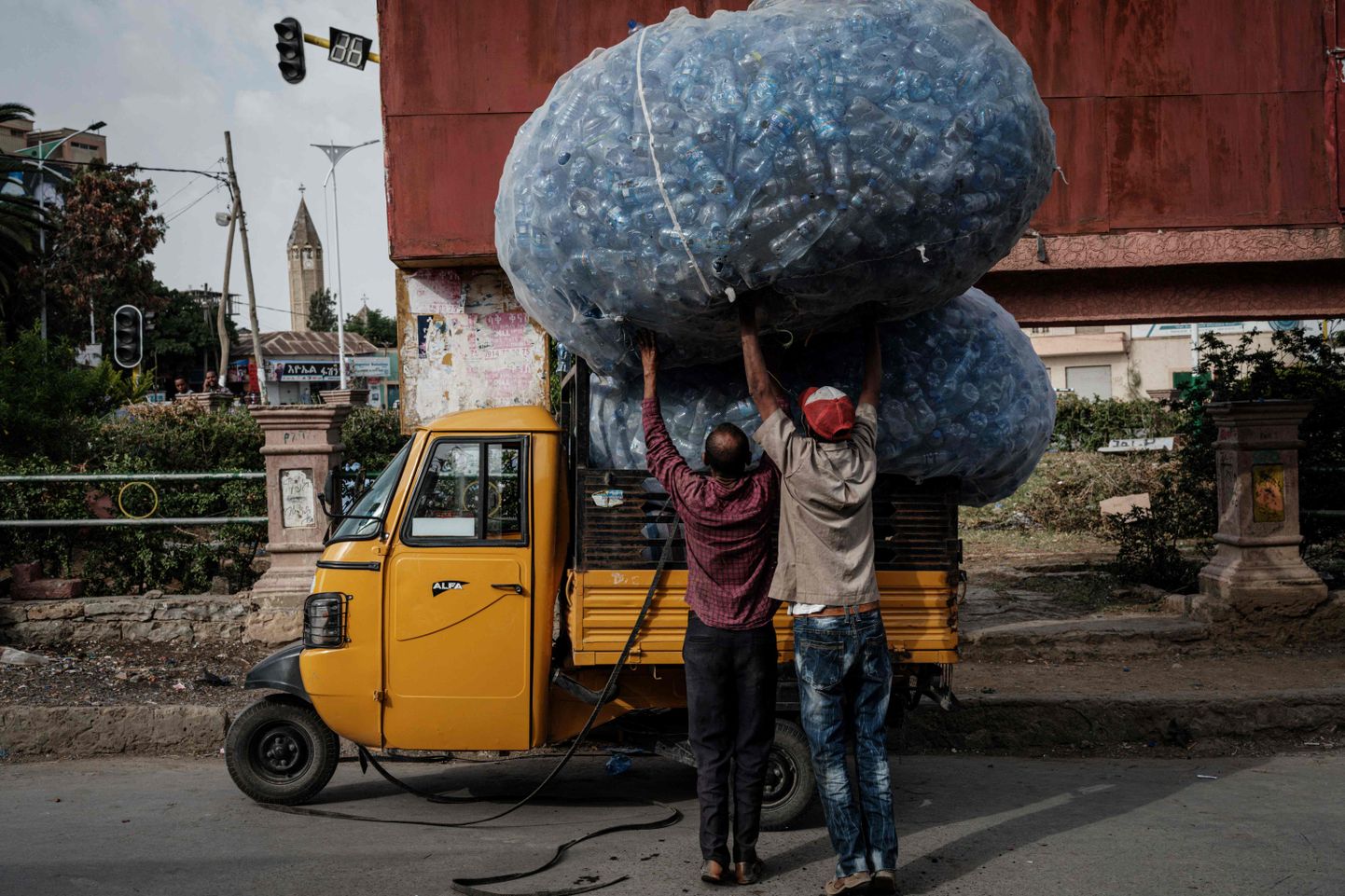 Kaks etiooplast tänavu 21. juunil Mekeles elektrifitseeritud kolmerattalisele veel ühte vanade plastpudelite kotti upitamas.