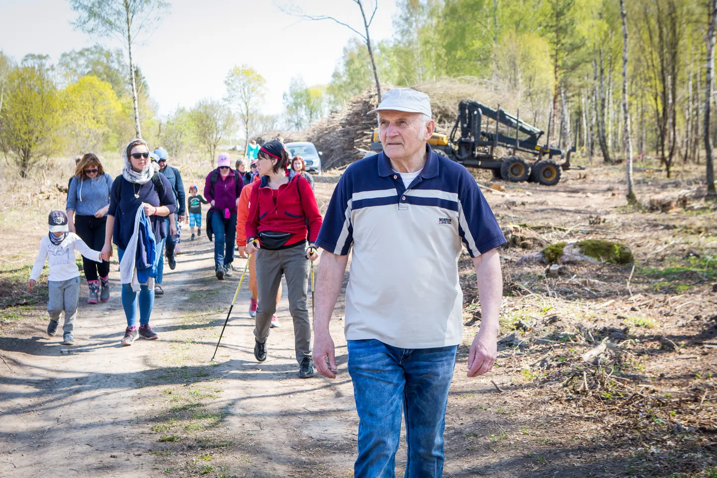 OSAVÕTLIK: Metsafirma Reta Puit asutaja Rein Kirst (esiplaanil), kes jõudumööda kohalikke kultuuriüritusi toetab, osaleb seekord kevadmatkal Üüvere ohvrihiide.