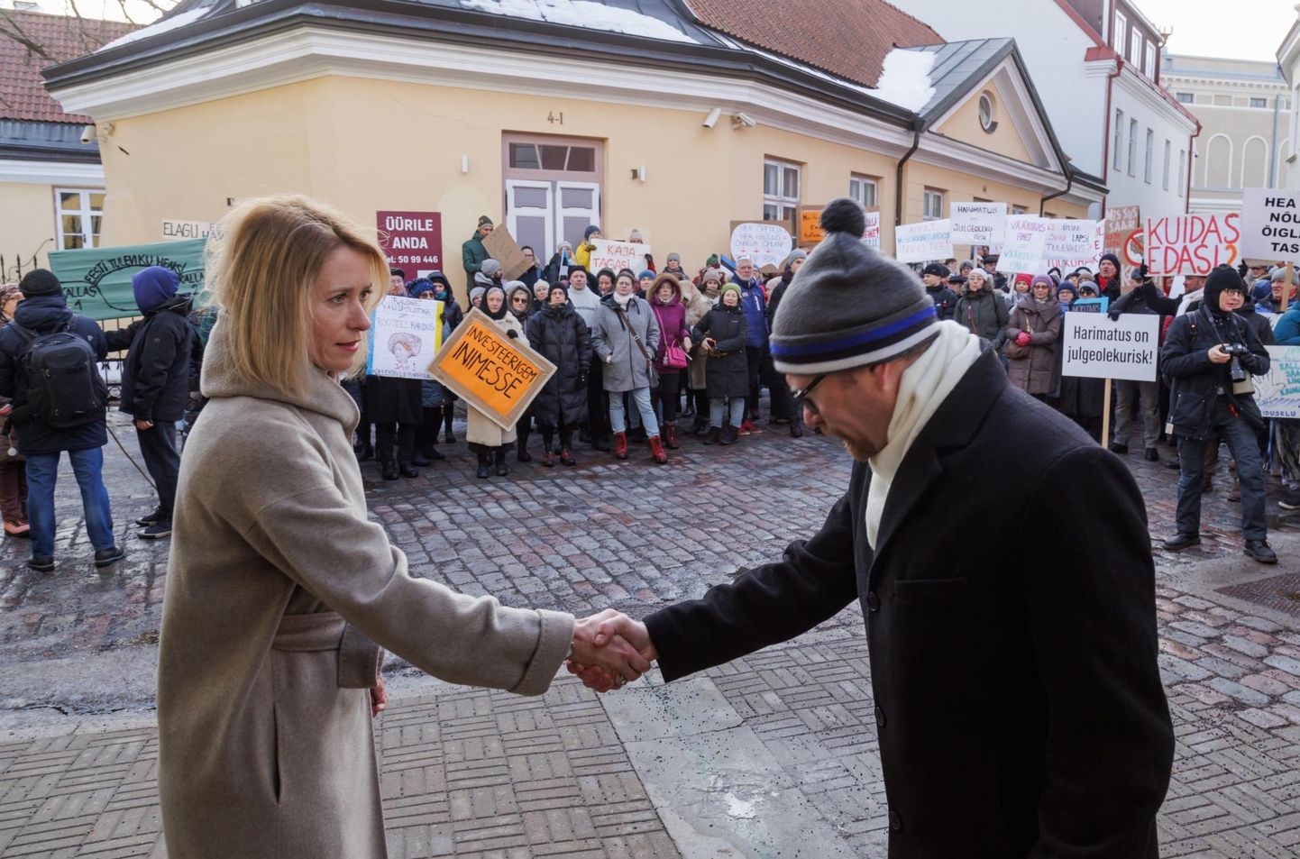 The Estonian educators' union EHL on Tuesday accepted the government's offer to raise the minimum wage for teachers. Prime minister Kaja Kallas and EHL leader Reemo Voltri.