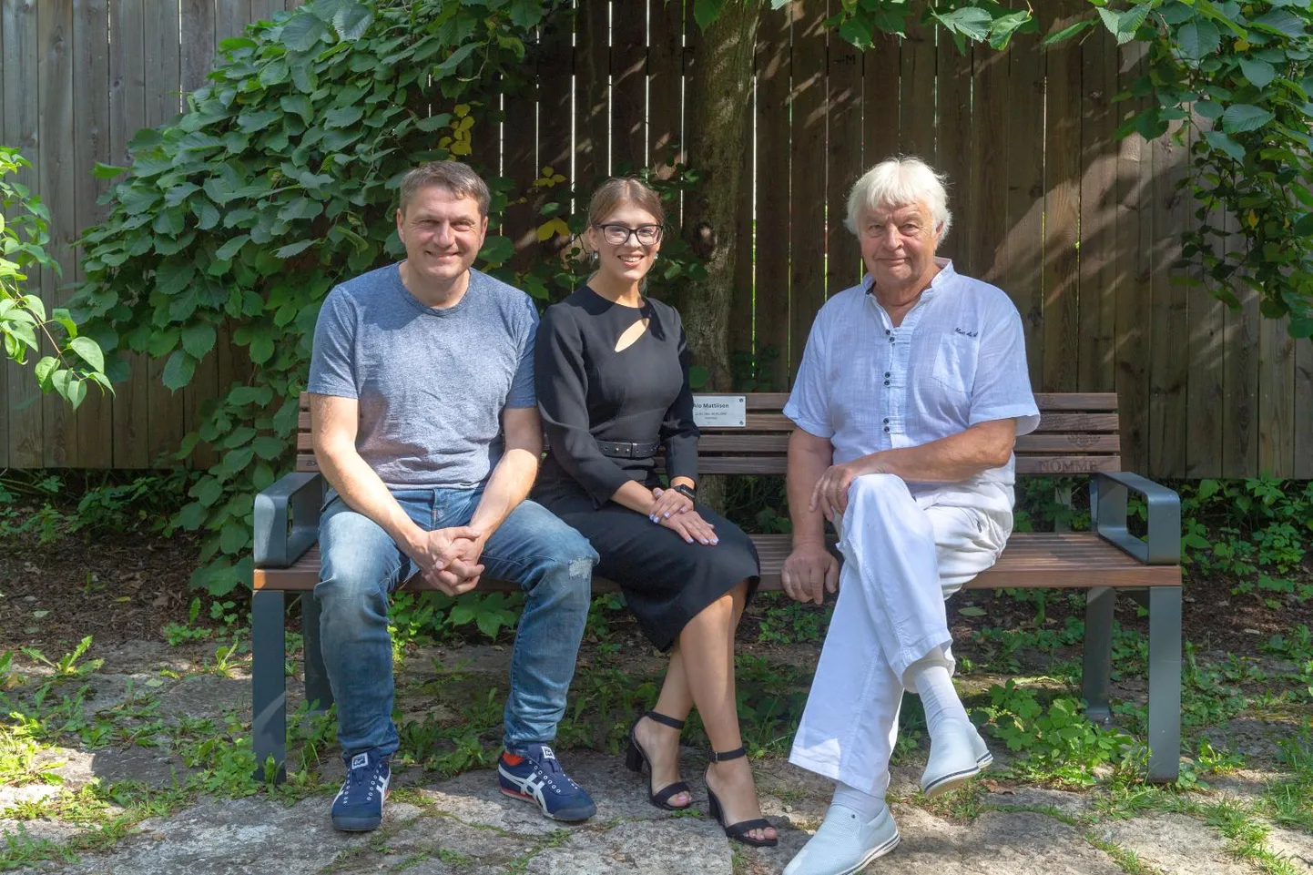 Antti Kammiste, Grete Šillis ja Ivo Linna Alo Mattiiseni pingil.
