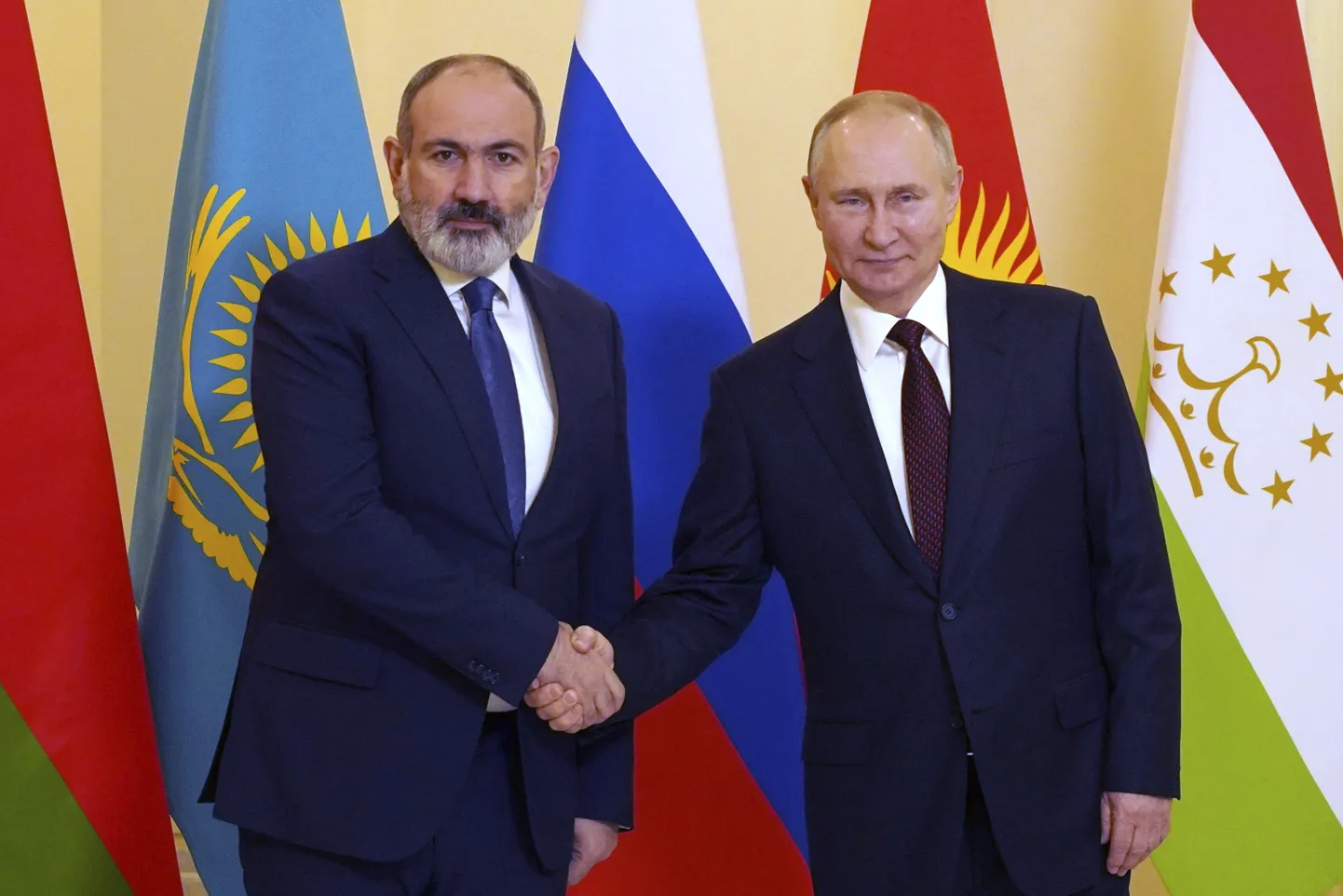 Armēnijas premjerministrs Nikols Pašinjans un kara noziedznieks Vladimirs Putins.