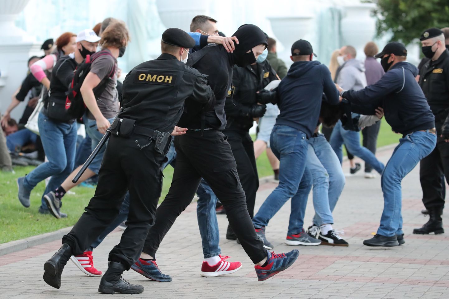 Valgevene märulipolitsei meeleavaldajaid ründamas.