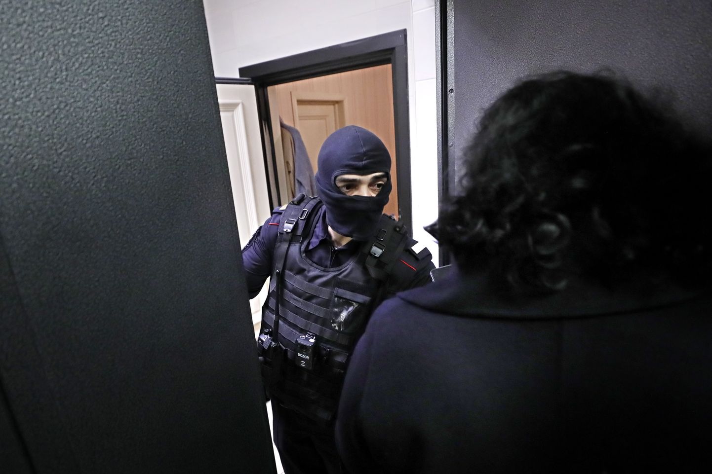 Policija pārmeklē Alekseja Navaļnija dzīvokli un ofisu.