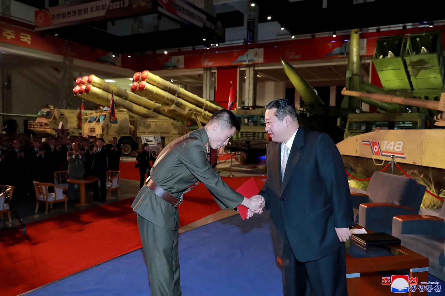 Põhja-Korea liider Kim Jong-un relvanäitusel.