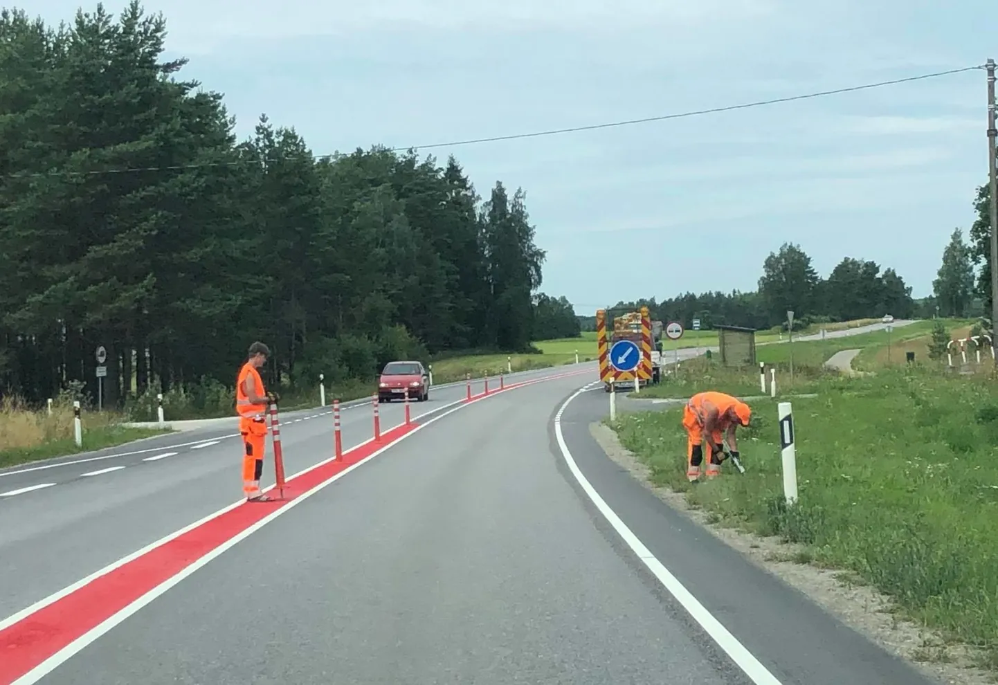 Luige maanteele paigaldati punane eraldusriba, mis takistab ohtlikus kohas möödasõitu.