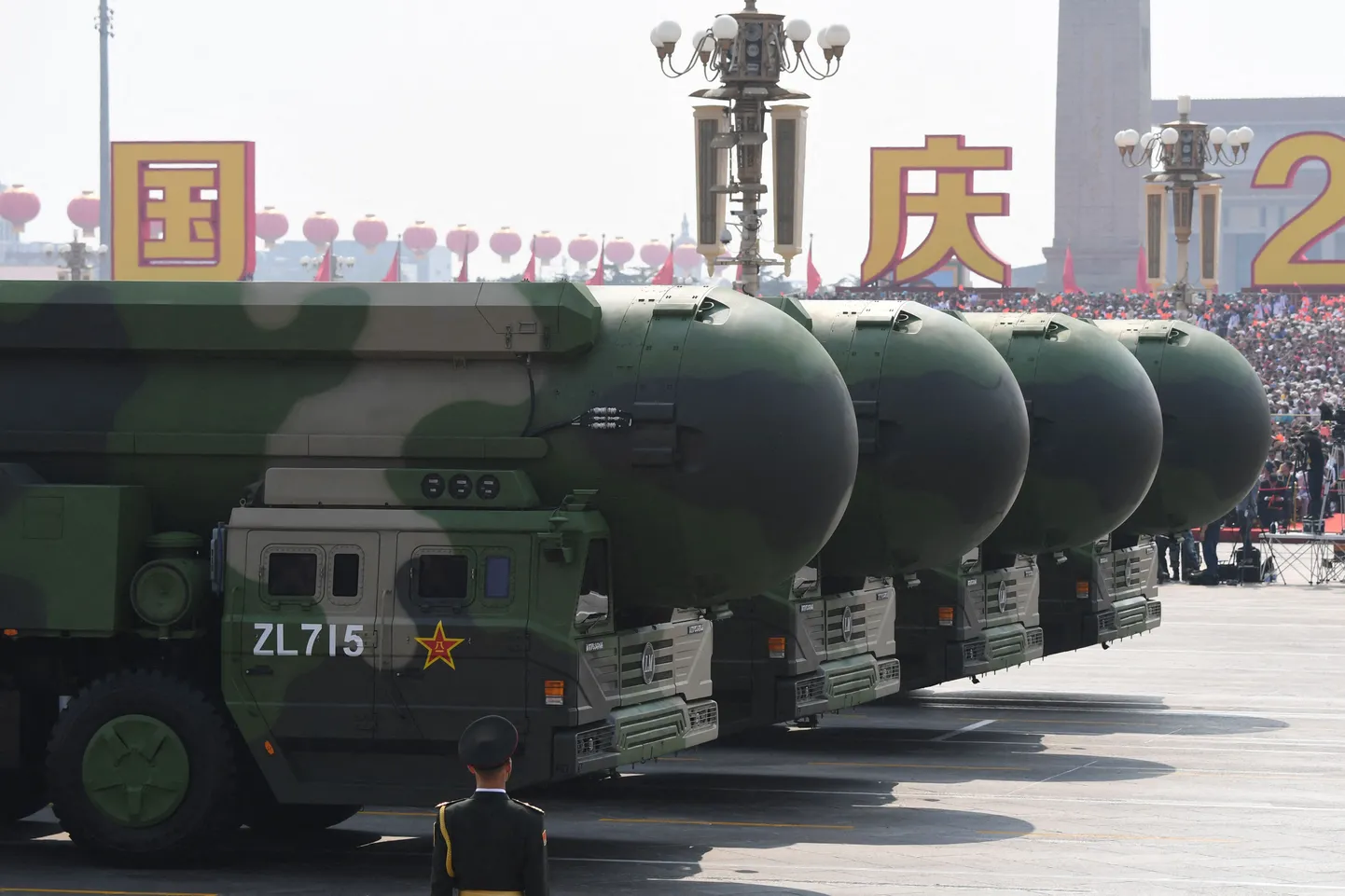 Hiina mandritevahelised tuumaraketid DF-41 sõjaväeparaadil Pekingis