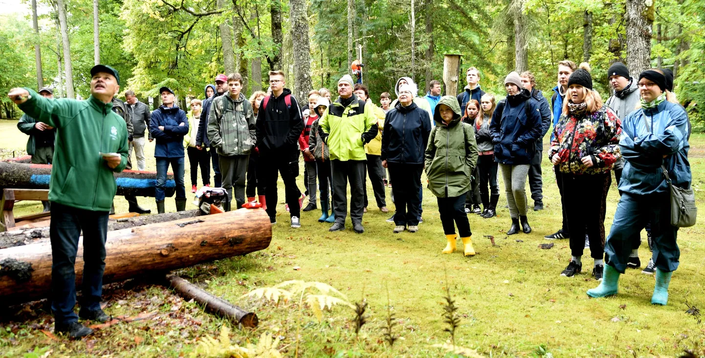 Metsa-ja matkapäeva korraldaja Elor Ilmet (vasakul) tunneb metsa läbi ja lõhki ning oskab sellega seonduvalt põnevaid lugusid pajatada.