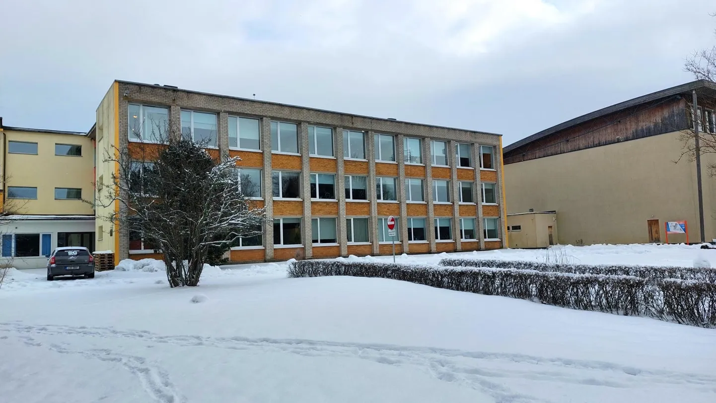 Häädemeeste keskkoolis, mis jääb Pärnu kesklinnast 40 kilomeetri kaugusele, õpib palju noori valla kaugematest paikadest.