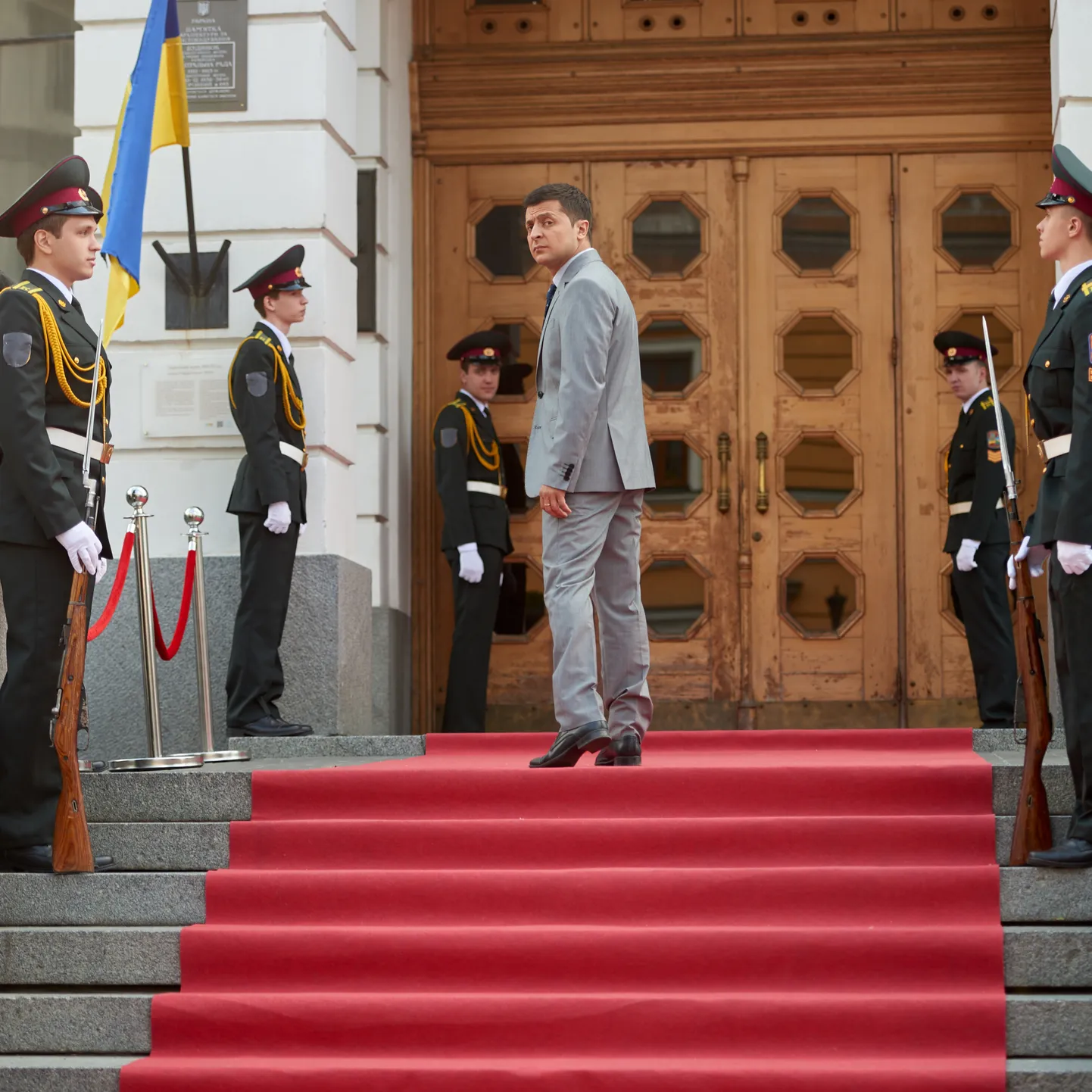 Riigipea roll käpas: Ukrainas populaarses komöödiaseriaalis «Rahva teener» kehastab Volodõmõr Zelenski tavalisest ajalooõpetajat Vassõl Goloborodkot, kes saab ootamatult Ukraina presidendiks. Nüüd võib näitleja endaga päriselus sama moodi minna.