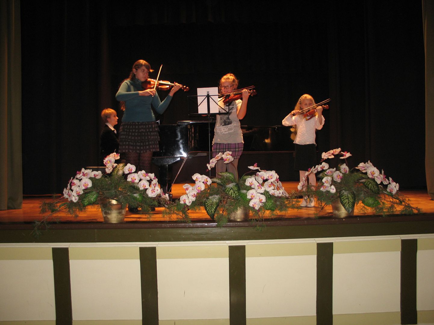Kontserdil esinesid ka noored viiuldajad.