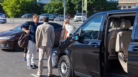 FOTOD ⟩ Esimesed külalised asusid Silvia Ilvese ja Marek Nõmmiku pulmapaiga poole Tallinnast teele