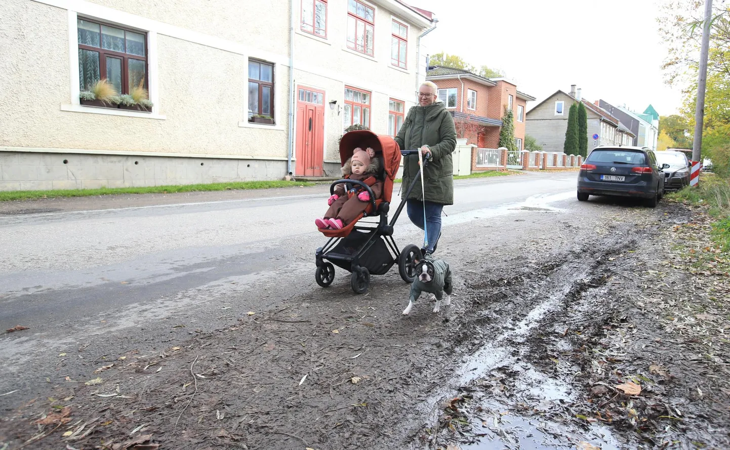 Eile Oa tänaval jalutanud Silva Amer tunneb selles paigas enim puudust kõnniteest.