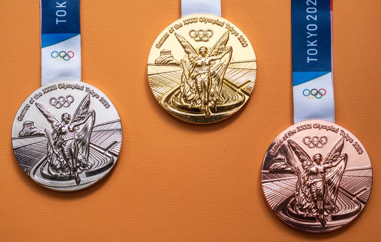 Just niisugused nägid välja 2020. aasta Tokyo suveolümpiamängude medalid, mille kujundus valiti avaliku konkursi käigus. Võitjaks osutus professionaalse märgidisaineri Junichi Kawnishi jumalanna Nike’t kujutav medal. Olümpiamedaleid anti mängudel välja 5000.