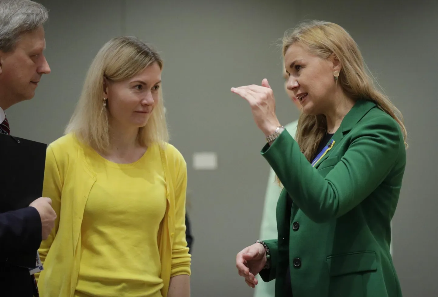 Suursaadik Marten Kokk, majandusminister Riina Sikkut ja energeetikavolinik Kadri Simson (KE) eelmisel ELi energeetikaministrite kohtumisel Brüsselis.