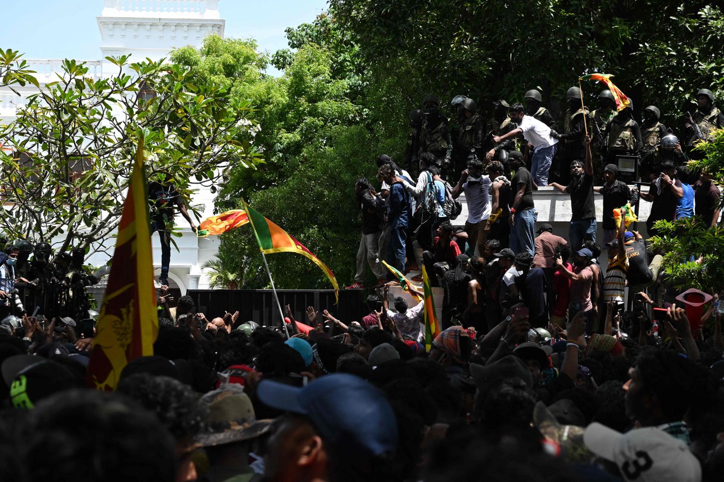 Sri Lanka meeleavaldajad peaministribüroo ees pealinnas Colombos 13. juuli 2022.