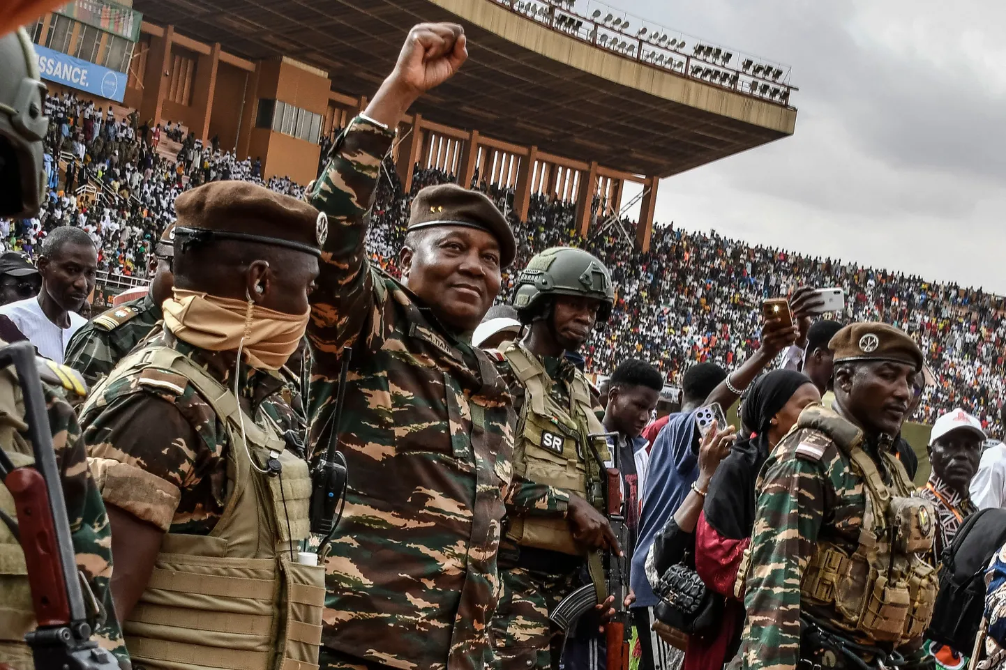 Nigeri hunta juht Abdourahamane Tiani rahvast tervitamas.