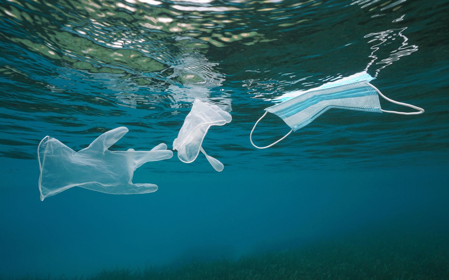 Koroonapandeemiaga seotud plastesemed meres. Pilt on illustreeriv